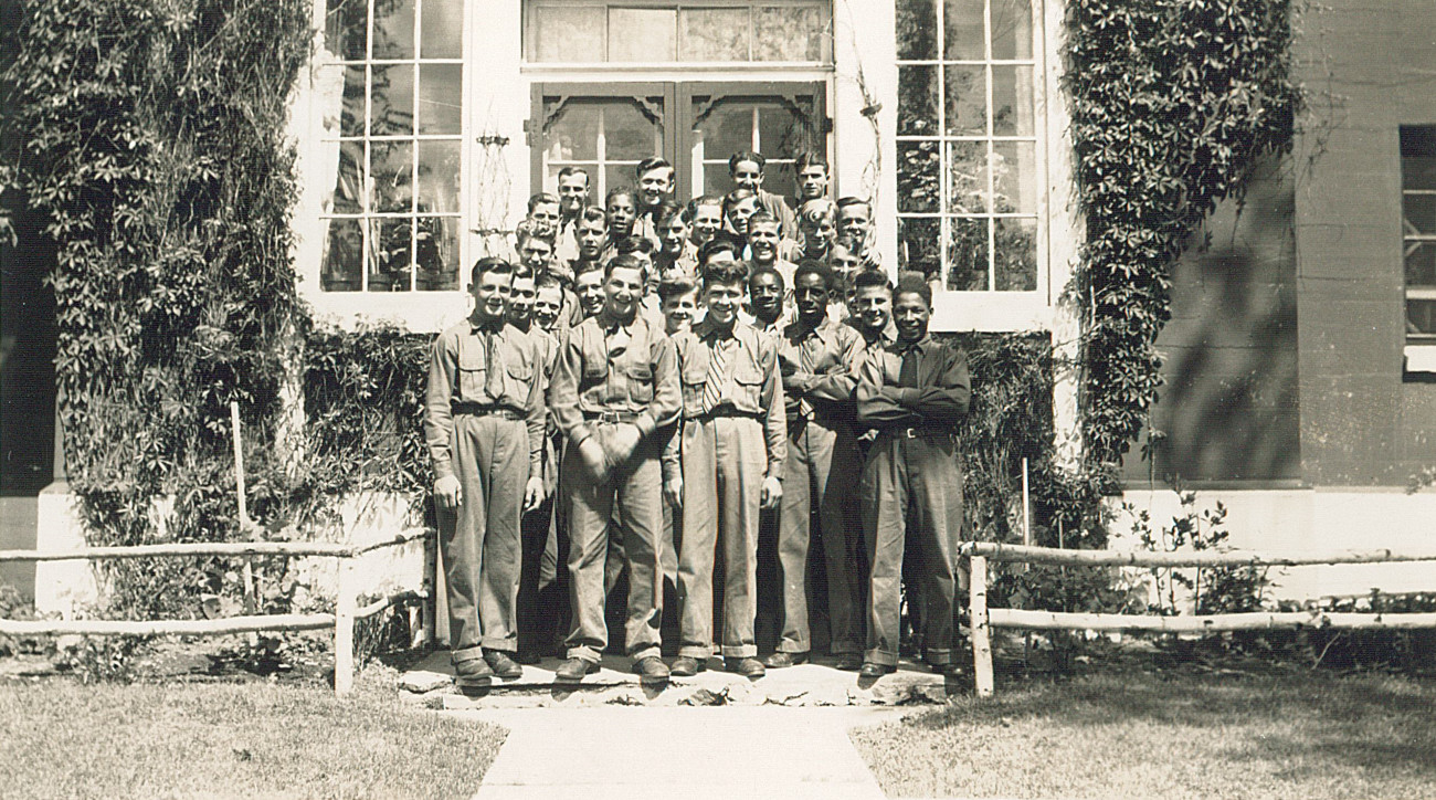 Un groupe de garçons devant un édifice du Boy's Farm - Collection Sheldon Segal