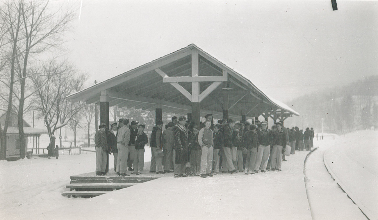 Un groupe de garçons du Boy's Farm attendant le train à la gare du CP de Shawbridge - Collection Sheldon Segal