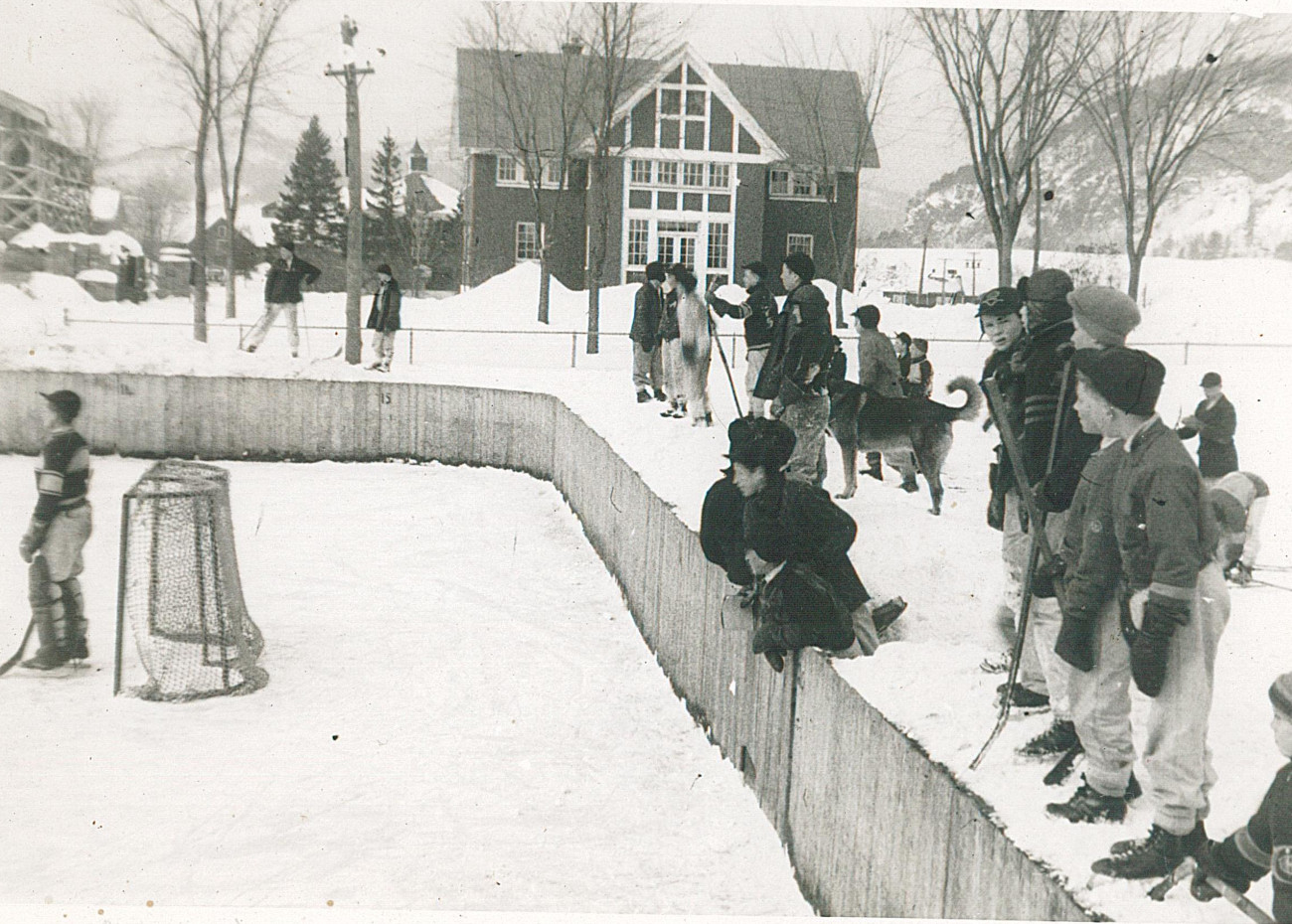 Partie de hockey sur la patinoire du Boy's Farm - Collection Sheldon Segal