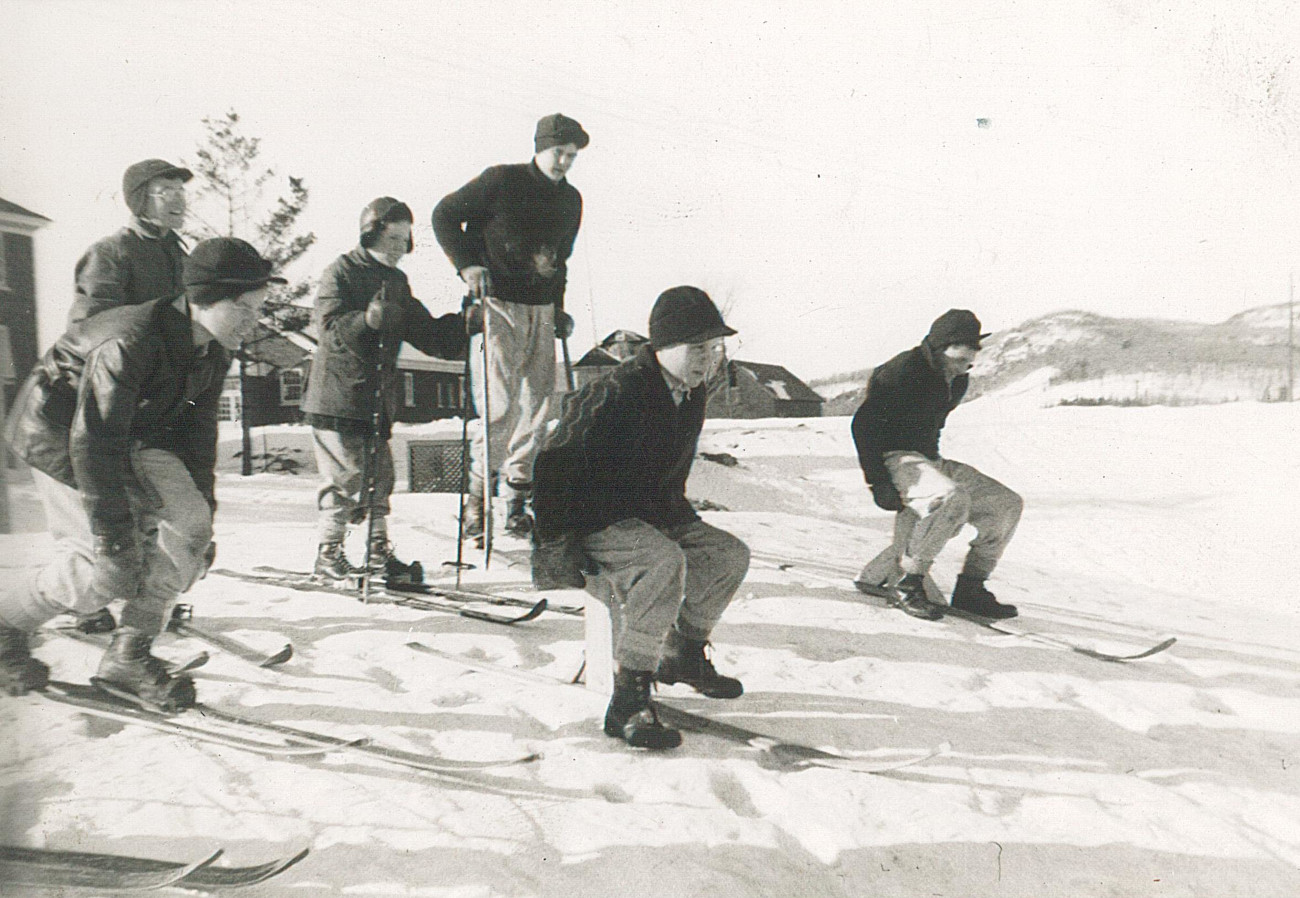 Jeunes du Boy's Farm se préparant à faire du monoski - Collection Sheldon Segal