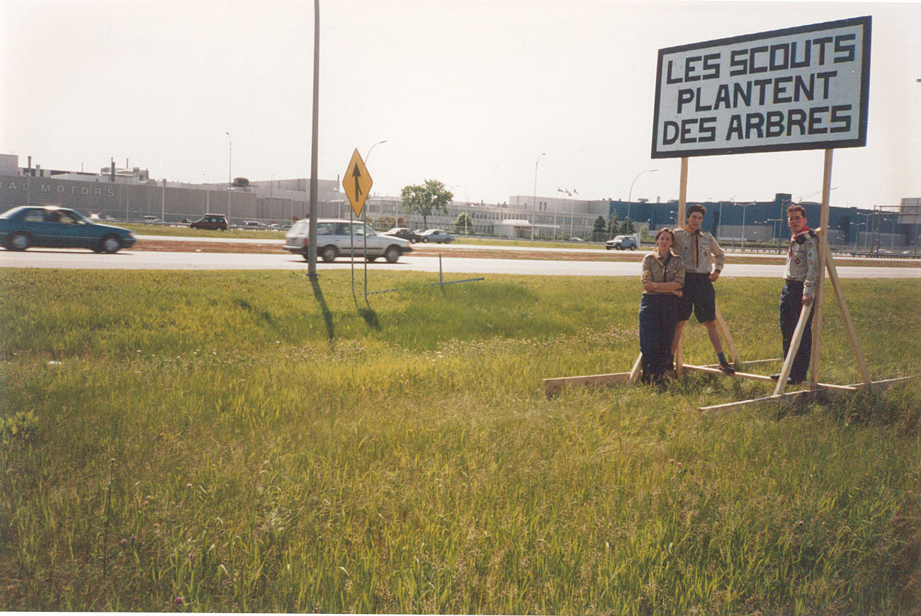 Plantatation d'arbres par les Scouts près de l'autoroute des Laurentides - Collection Loyola Leroux