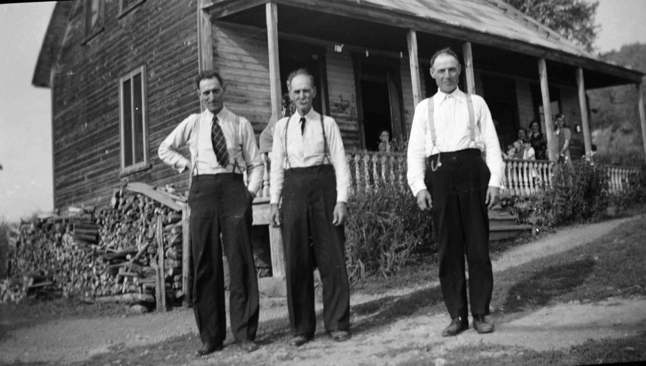 Isaïe, Ferdinand et Polydor Brosseau devant la maison familiale - Collection Famille Brosseau