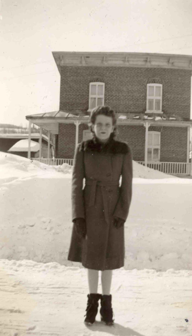 Marie-Marguerite devant la maison d'Isaïe Brosseau vers 1941 - Collection Famille Brosseau