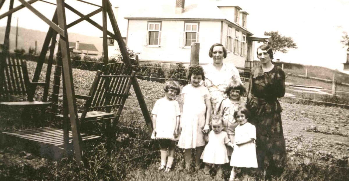 École de rang voisine de la maison d'Isaïe Brosseau, sur la rue Principale vers 1937-38. On y voit Mlle Doucet avec Délicia et ses filles Denise, Marie-Marguerite, Lucille, Annette et Isabelle - Collection Famille Brosseau