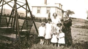 École de rang voisine de la maison d'Isaïe Brosseau, sur la rue Principale vers 1937-38. On y voit Mlle Doucet avec Délicia et ses filles Denise, Marie-Marguerite, Lucille, Annette et Isabelle - Collection Famille Brosseau