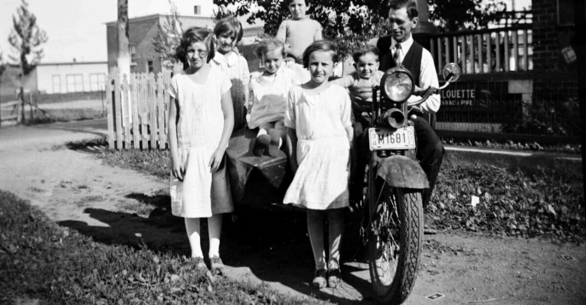 Sur la moto d'Isaïe Brosseau en 1934. On y voit Aline, Marie, Lucille, Annette, Hélène, Eugène et Isaïe - Collection Famille Brosseau