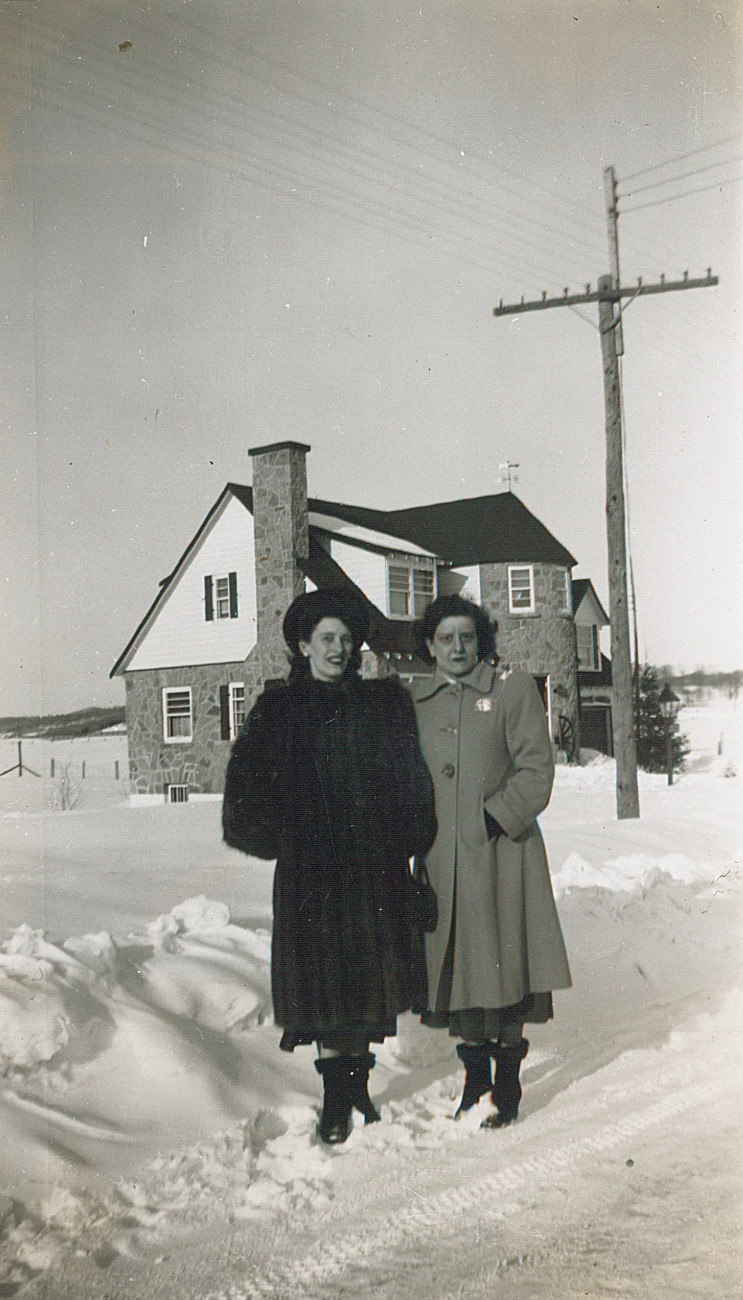 Deux femmes devant la maison Lecavalier en mars 1949 - Collection Famille Brosseau