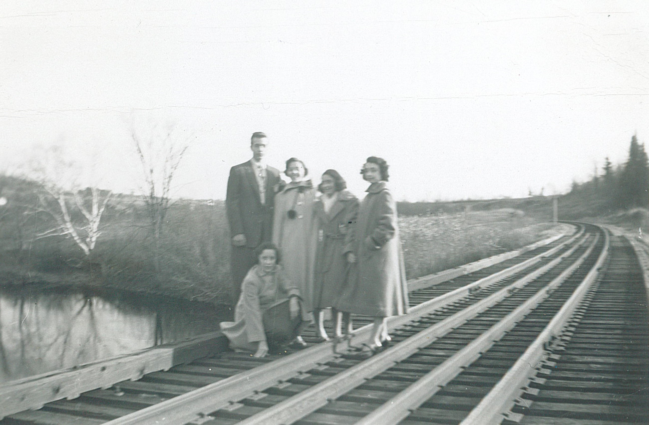 René Bertrand, Isabelle Brosseau, Françoise et Thérèse Bertrand et Gisèle Brousseau sur le pont du CN - Collection Famille Brosseau