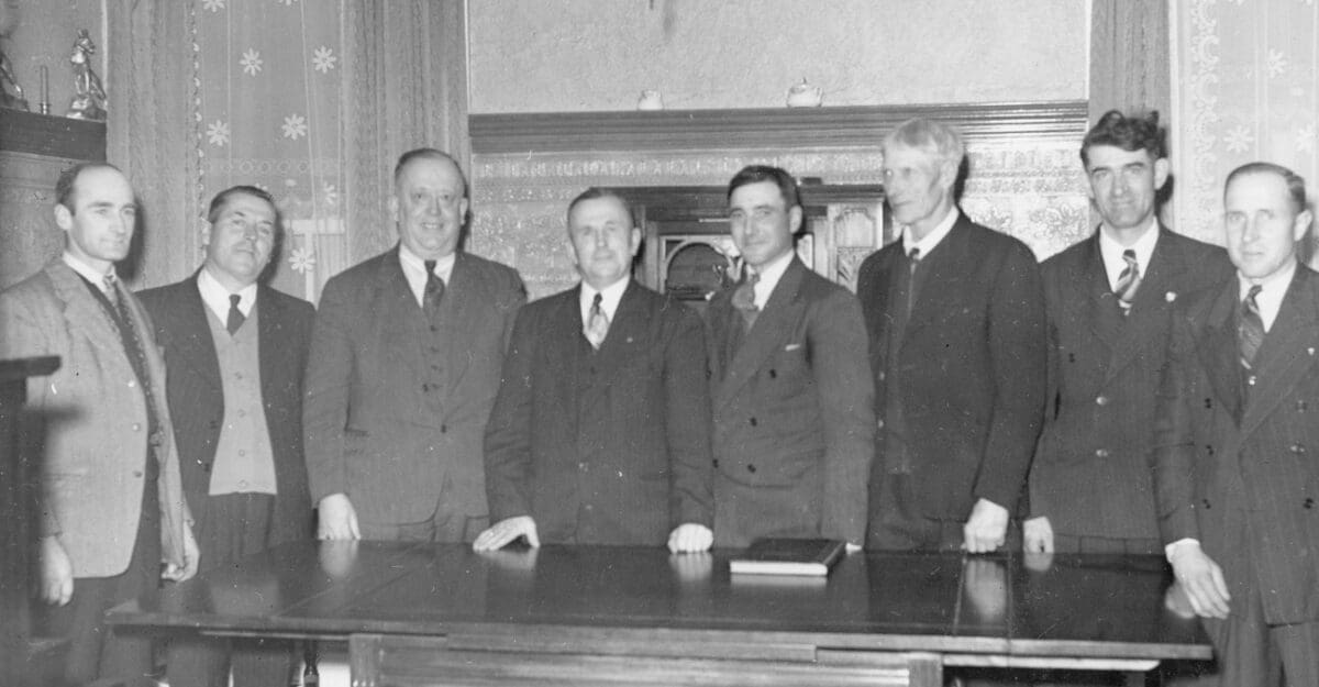 Possiblement le conseil municipal de Shawbridge, avec le maire Henri Renaud (1930-1940) - Collection Ville de Prévost