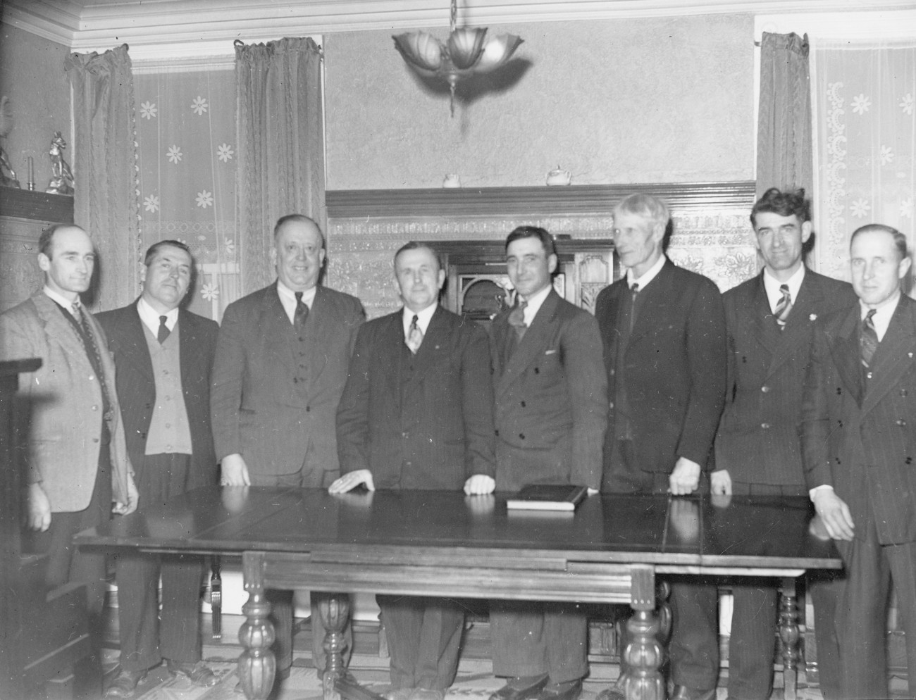 Possiblement le conseil municipal de Shawbridge, avec le maire Henri Renaud (1930-1940) - Collection Ville de Prévost