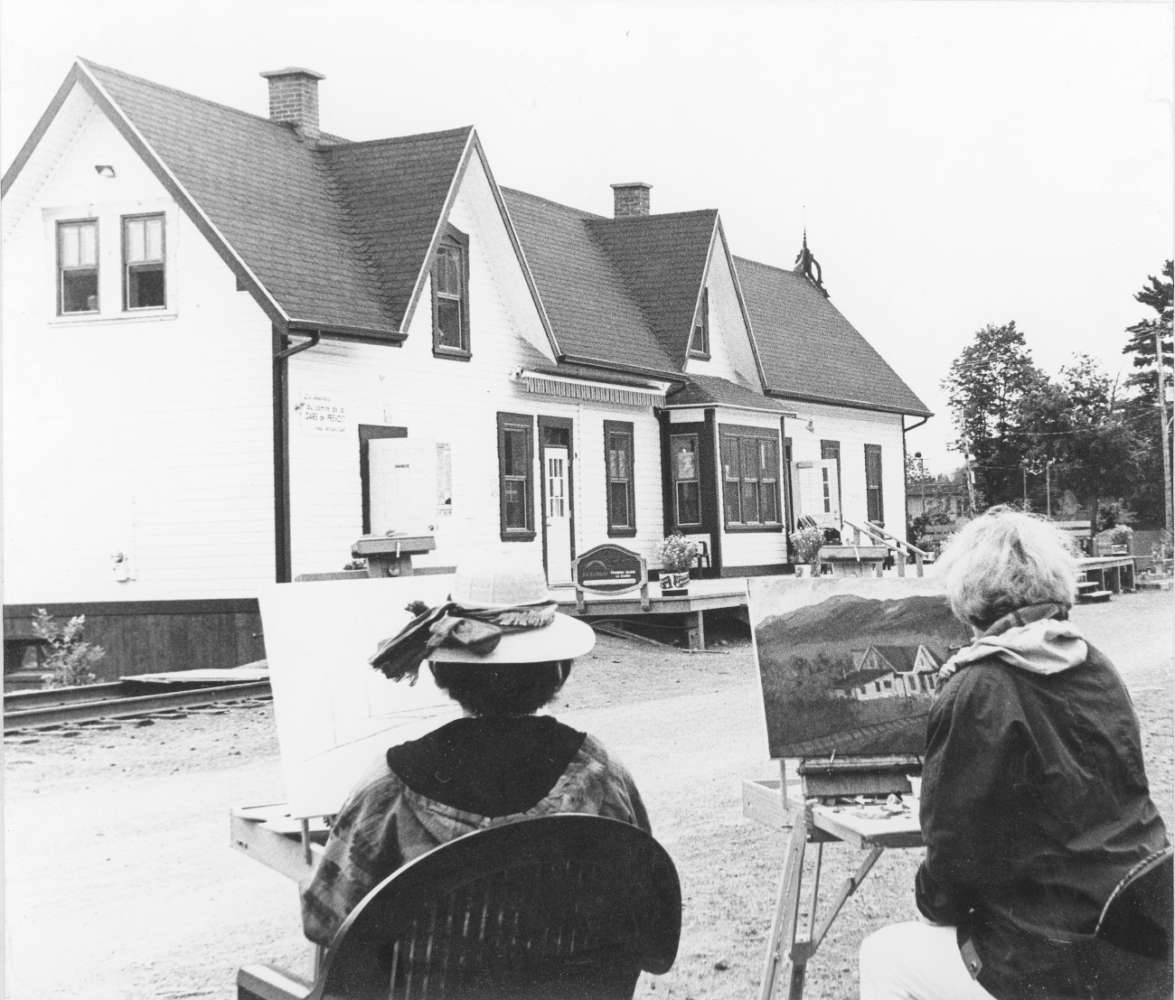 Premier Symposium de peinture à Prévost en 1998 à la gare - Histoire et Archives Laurentides, Fonds Comité de la gare de Prévost, P156,S05,D02,P74