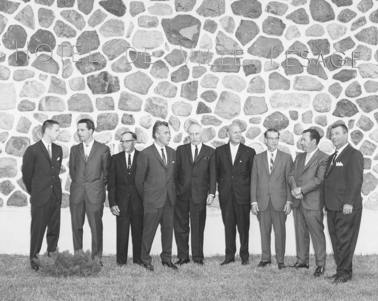 Inauguration et bénédiction de l'hôtel de village de Lesage en juillet 1966. Au centre (4e et 5e à partir de la gauche) Réjean Lesage (maire) et Léo Cadieux (député fédéral de Terrebonne) - Collection Ville de Prévost