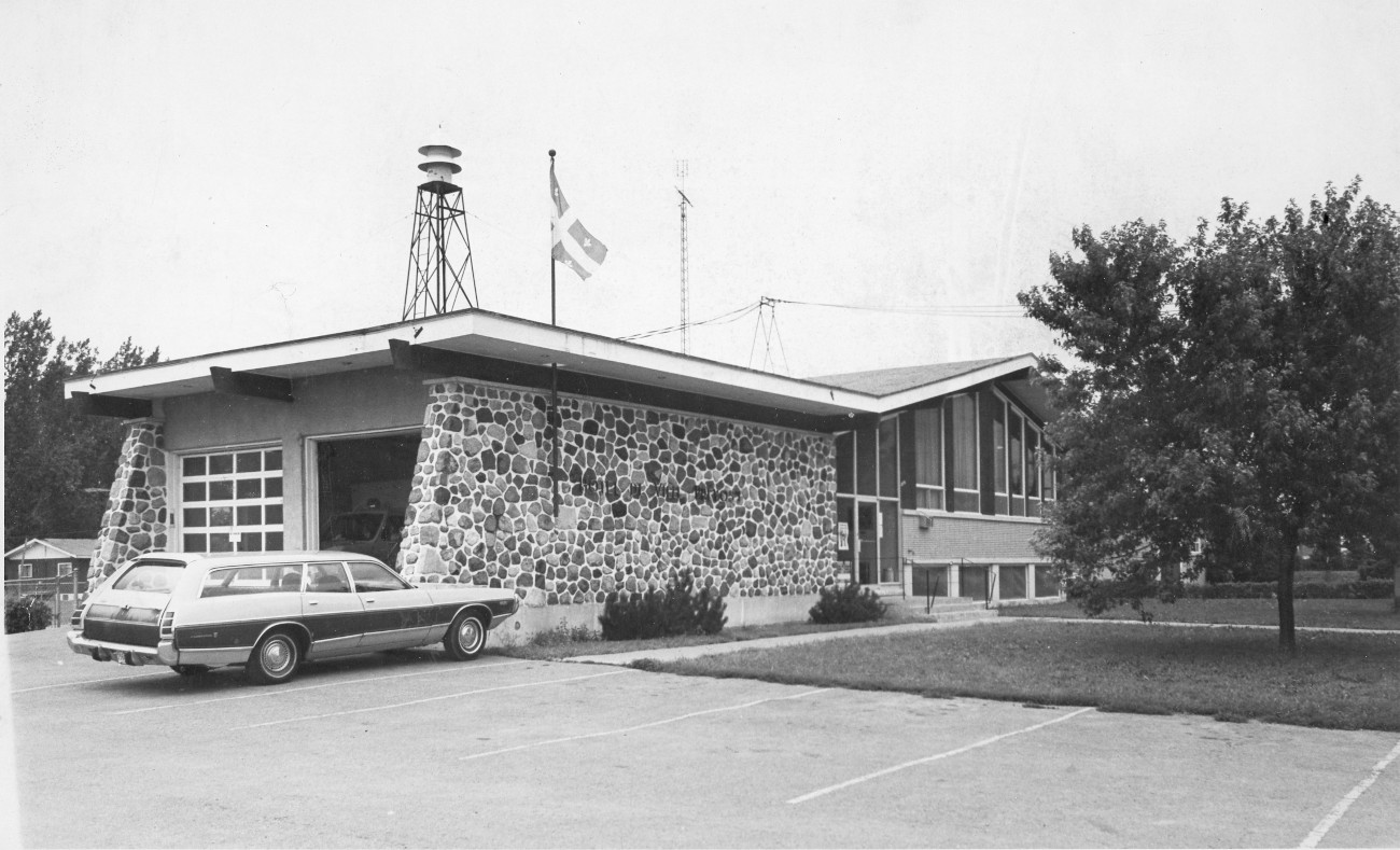 Hôtel de ville et caserne de pompiers de Prévost - Histoire et Archives Laurentides, Fonds L'Écho du Nord, P031,S02,SS02,D210,P04