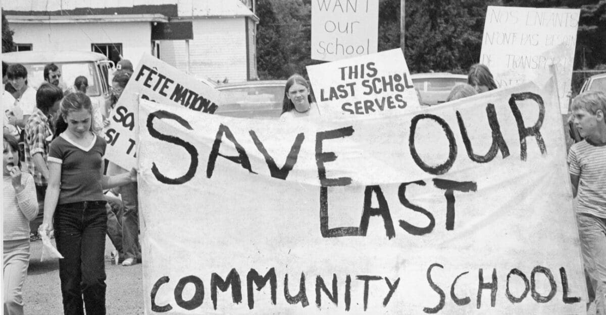 Manifestation à Prévost pour la sauvegarde de l'école anglaise en juin 1981 - Histoire et Archives Laurentides, Fonds L'Écho du Nord, P031,S02,SS02,D210,P30