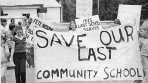 Manifestation à Prévost pour la sauvegarde de l'école anglaise en juin 1981 - Histoire et Archives Laurentides, Fonds L'Écho du Nord, P031,S02,SS02,D210,P30