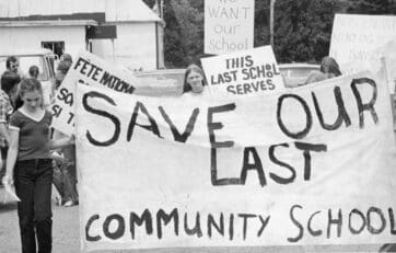 Manifestation à Prévost pour la sauvegarde de l'école anglaise en juin 1981 - Histoire et Archives Laurentides, Fonds L'Écho du Nord, P031,S02,SS02,D210,P30