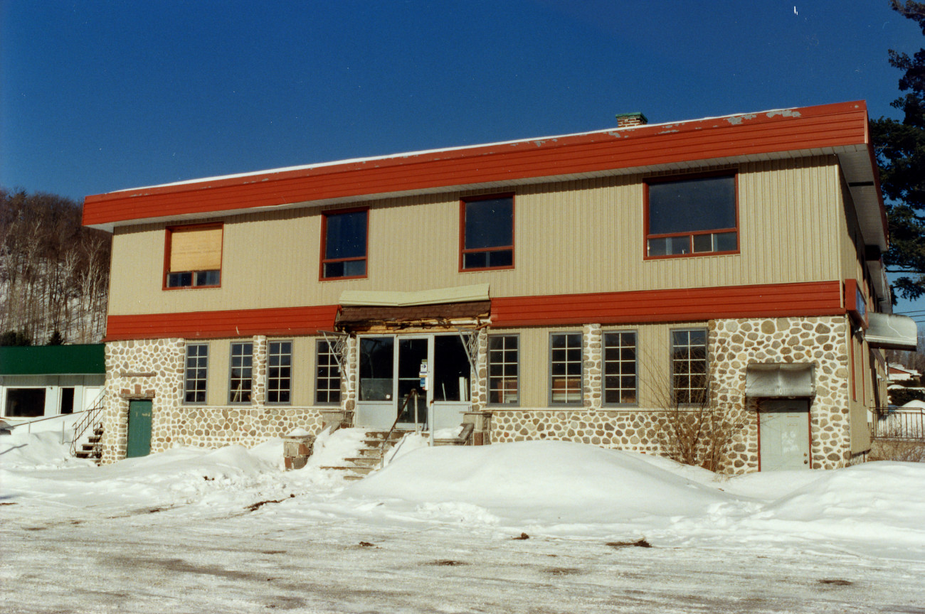 Ancien hôtel Le Mocassin à Prévost en 1999 - Histoire et Archives Laurentides, Fonds L'Écho du Nord, P031,S02,SS02,D210,P32