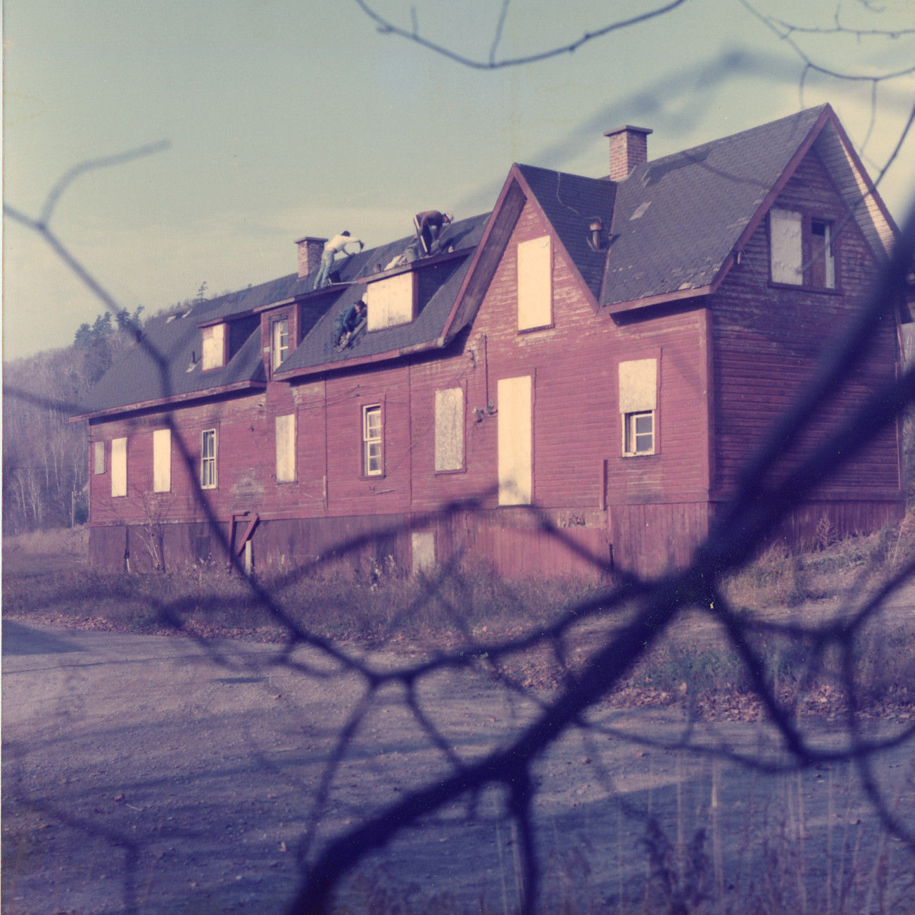 Travaux de revêtement du toit lors des rénovations à la gare de Prévost en 1987 - Histoire et Archives Laurentides, Fonds Comité de la gare de Prévost, P156,S05,D01,P01