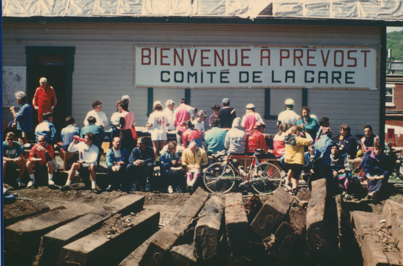 Gare de Prévost en rénovation, en mai 1991 - Histoire et Archives Laurentides, Fonds Comité de la gare de Prévost, P156,S05,D01,P111