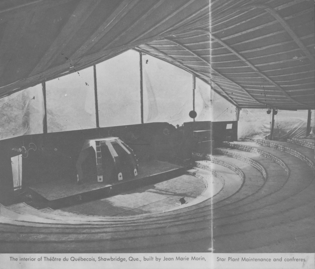 Intérieur du théâtre du Québécois construit à Shawbridge par Jean Marie Morin - Histoire et Archives Laurentides, Fonds Comité de la gare de Prévost, P156,S05,D04,P75