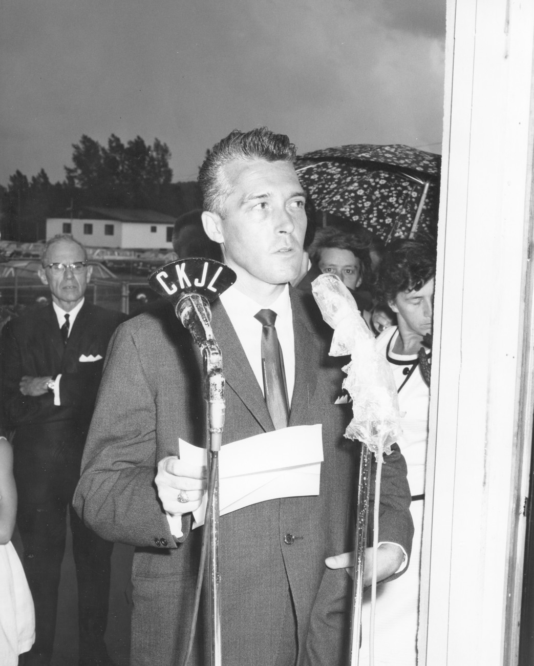 Réjean Lesage (maire de Lesage) faisant un discours, lors de l'inauguration de l'hôtel de ville de Lesage en juillet 1966 - Collection Ville de Prévost