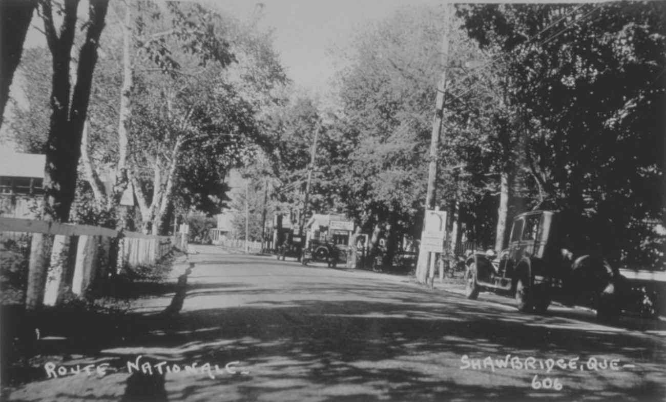 Route Nationale ou route 11 vers 1935, aujourd'hui rue Principale - Collection Bibliothèque et Archives nationales du Québec