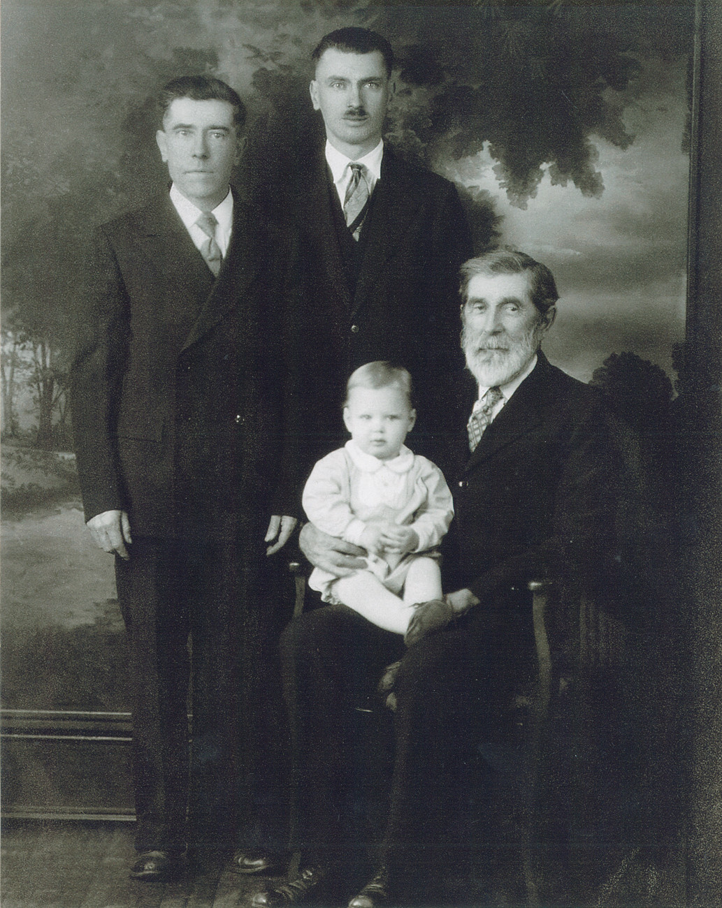 4 générations de Morin en 1930 : Louis-Médéric (assis), Hormisdas (à gauche), Émilien (à l'arrière) et Maurice (enfant) - Collection Famille Morin