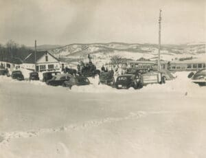 Skieurs arrivant au Sommet Parent en autobus, en carrioles et en automobiles vers la fin des années 1940 - Collection Luc Parent - © René Hachey