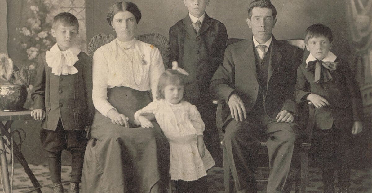 Famille d'Hormidas Morin vers 1915, composée de Rosario, Maman Clérinda, Gilberte, Émilien, papa Hormidas et Victor - Collection Marie Morin - © Jos Bélanger