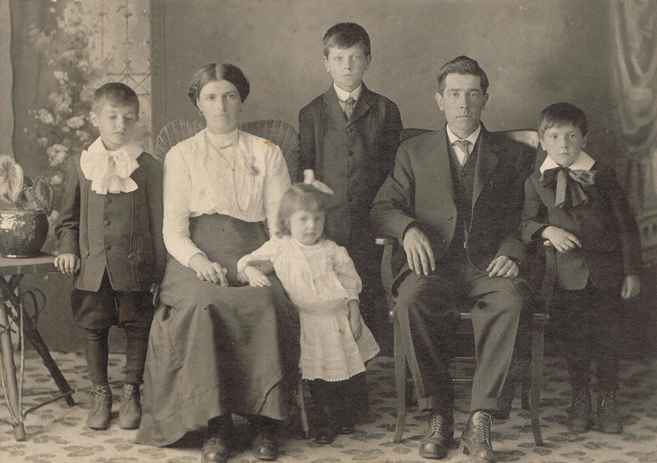 Famille d'Hormidas Morin vers 1915, composée de Rosario, Maman Clérinda, Gilberte, Émilien, papa Hormidas et Victor - Collection Marie Morin - © Jos Bélanger