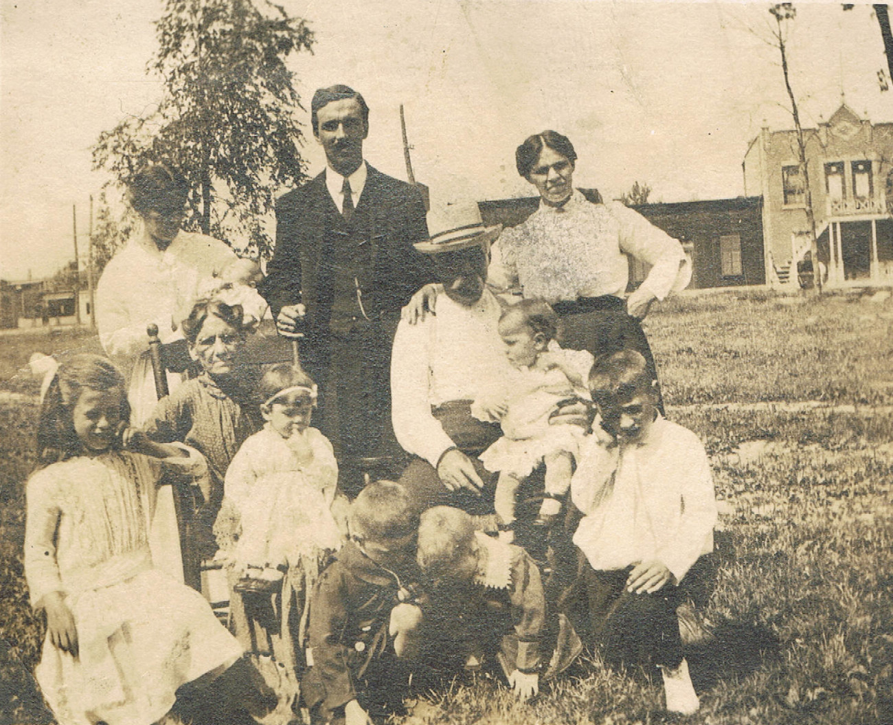 Marguerite Chapleau (2 ans), dans les bras de sa grand-mère (assise sur la chaise) et Bernadette Bérard, juste derrière. On voit aussi Célina St-John dans la chaise à la gauche, en juillet 1916 - Collection Marie Morin