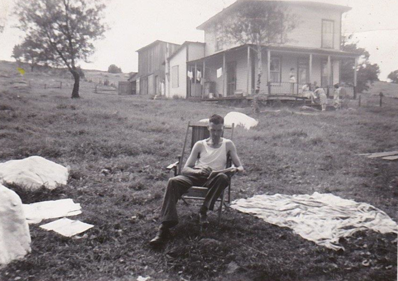 Onésime Haché devant la vieille maison vers 1945 - Collection Pauline Haché