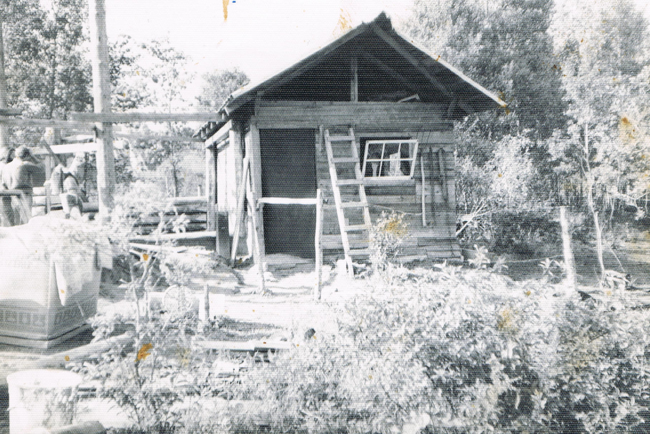 Cabane construite par Gilbert, Claude et Jean-Marie dans la cour arrière. Ils y jasaient, fêtaient, mangeaient. La maison étant trop petite pour toute la marmaille, les gars y dormaient souvent, même en hiver - Collection Marie Morin