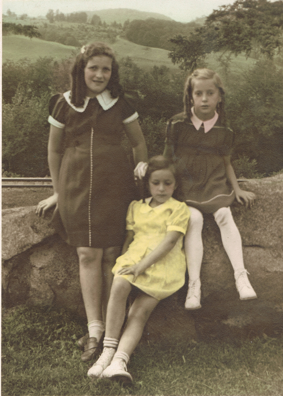 Denise, Réjeanne et Isabelle Brosseau, près de la voie ferrée derrière la maison familiale à Lesage - Collection Famille Brosseau