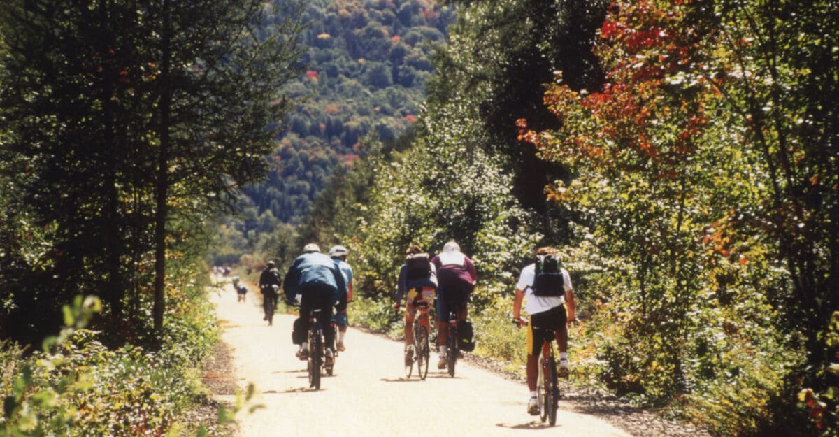 Cyclistes sur la piste cyclable du Parc linéaire Le P'tit train du Nord - Histoire et Archives Laurentides, Fonds Journal des Pays-d'en-Haut/La Vallée, P089,S02,SS02,D296,P28