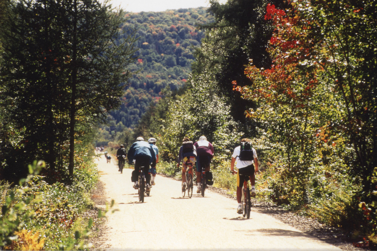 Cyclistes sur la piste cyclable du Parc linéaire Le P'tit train du Nord - Histoire et Archives Laurentides, Fonds Journal des Pays-d'en-Haut/La Vallée, P089,S02,SS02,D296,P28