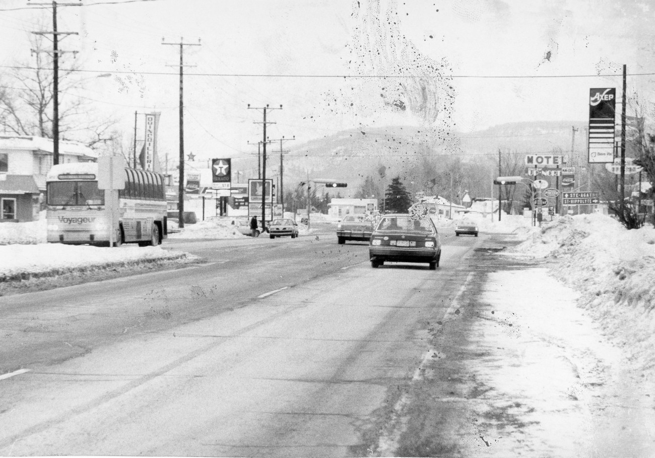 L'actuelle route 117 à l'intersection de la rue de la Station - Histoire et Archives Laurentides, Fonds L'Écho du Nord, P031,S02,SS02,D210,P03