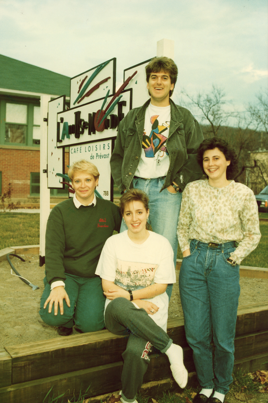 Employés devant le café-loisir L'Amuse Monde à Prévost en 1990 - Histoire et Archives Laurentides, Fonds L'Écho du Nord, P031,S02,SS02,D210,P17