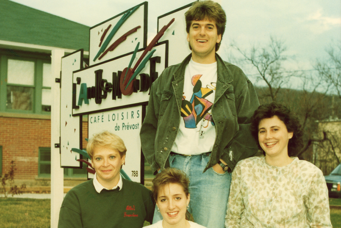 Employés devant le café-loisir L'Amuse Monde à Prévost en 1990 - Histoire et Archives Laurentides, Fonds L'Écho du Nord, P031,S02,SS02,D210,P17