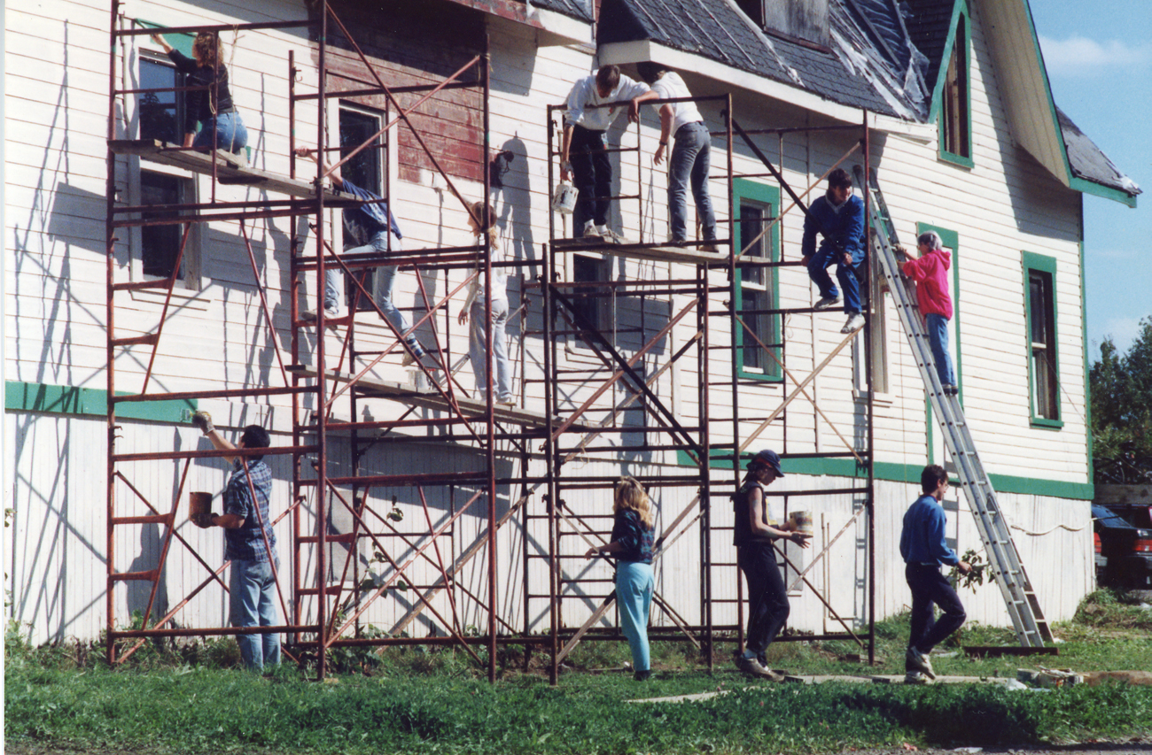 Jeunes de l'Amuse Monde peinturant la gare de Prévost en août 1992 - Histoire et Archives Laurentides, Fonds Comité de la gare de Prévost, P156,S05,D01,P073