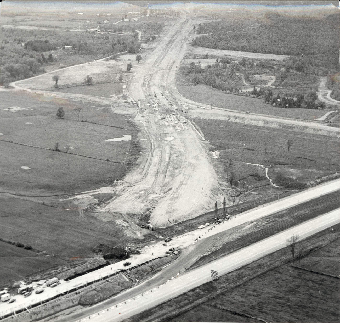 Construction du prolongement de l'autoroute des Laurentides à Saint-Jérôme au début des années 1960 - Histoire et Archives Laurentides, Fonds L'Écho du Nord, P031,S02,SS02,D019,P05